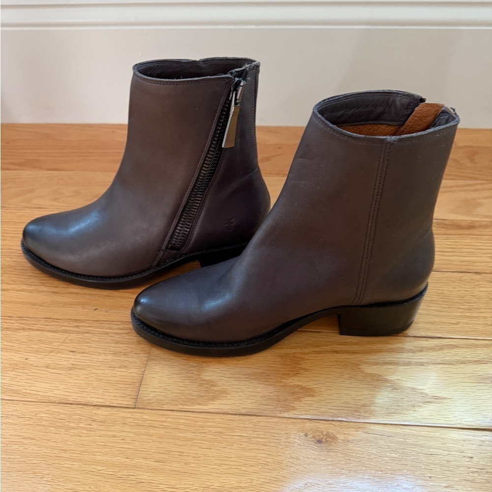 NWT Frye Brown Leather Ankle Booties with Side Zipper - Picture 4 of 9